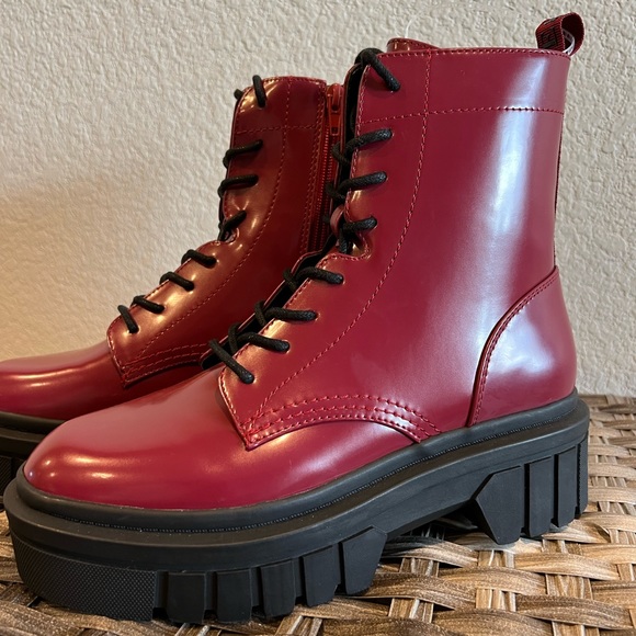 ❌SOLD❌NWOT Guess Dark Red Combat Boots size 8.5W - Picture 2 of 9